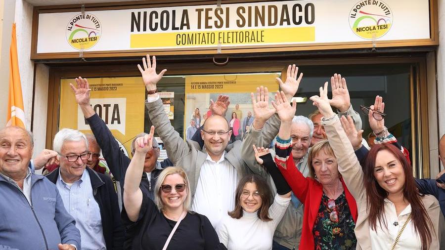 
	L&#39;esultanza di Nicola Tesi con i sostenitori al comitato elettorale


