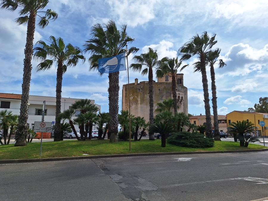 
	La Bandiera Blu sventola davanti alla Torre


