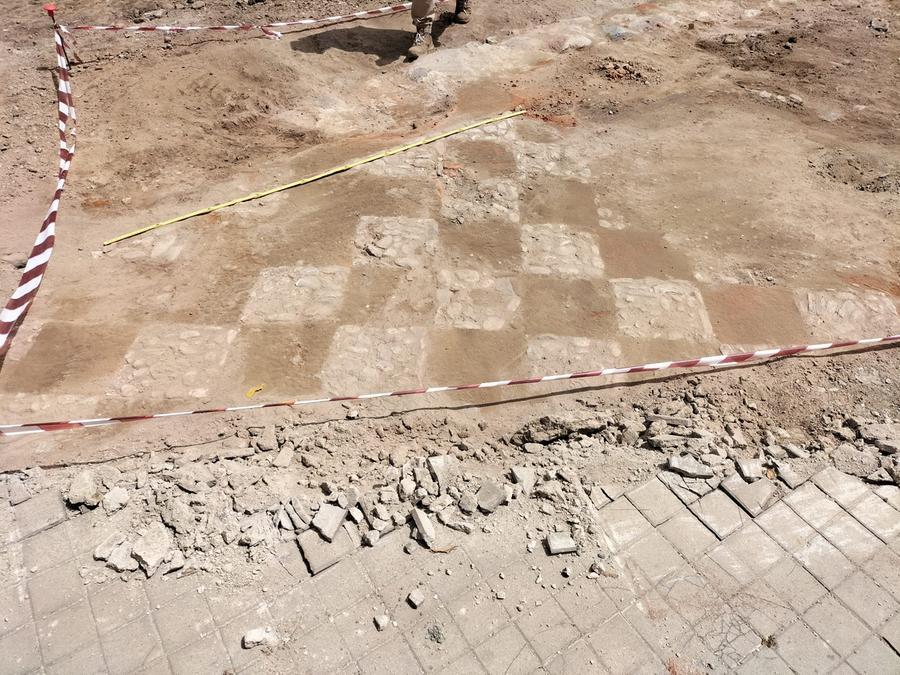 
	La vecchia pavimentazione che &egrave; emersa in piazza

