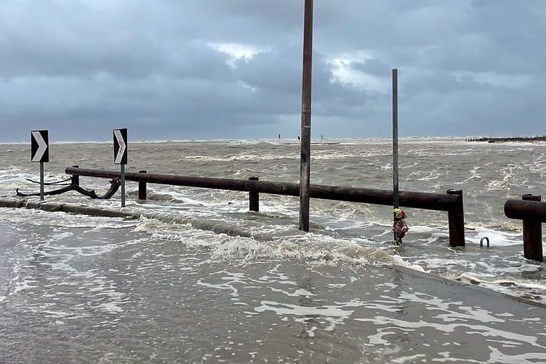 Lidi, i Bagni ritirano ombrelloni e lettini