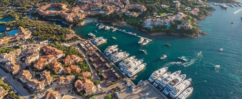 I gigayacht incrociano in Gallura, ogni ormeggio vale una fortuna