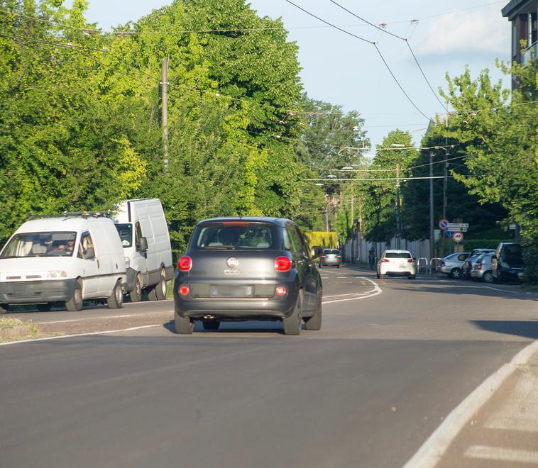 Via delle Suore, le auto corrono Il Comune installa i lampeggianti