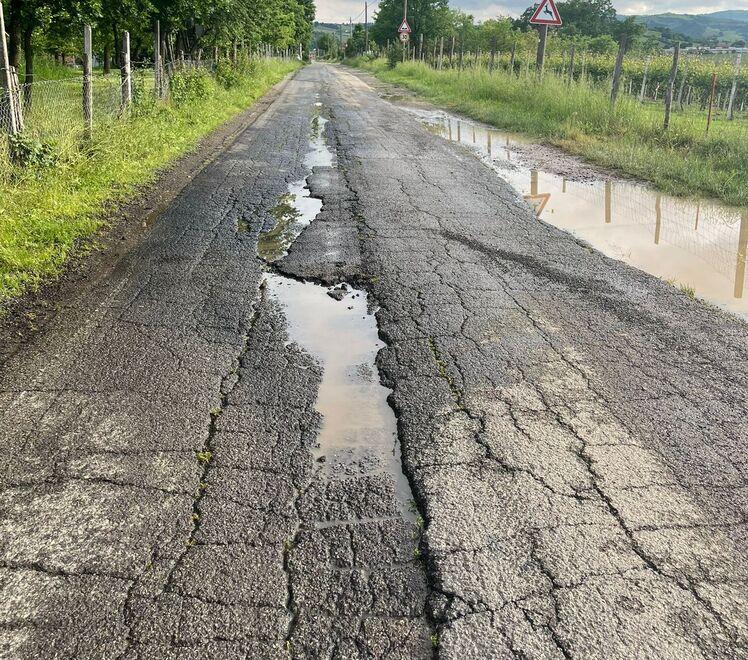 Castelvetro. Allarme in via Ossi «Buche pericolose per auto e moto» 