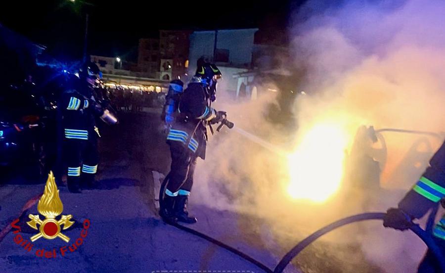 A fuoco un’utilitaria a Olbia, danni anche a un’altra auto e alla facciata della casa adiacente