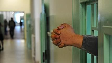Violentato dai compagni di cella: Dogaia horror, iniziato il processo