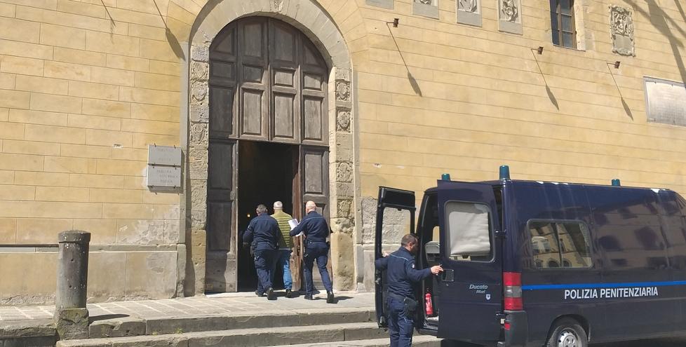 Pistoia, condannato dal gup a 10 anni per la coltellata alla moglie