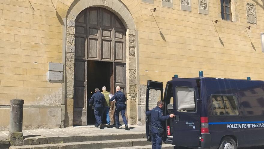 Pistoia, condannato dal gup a 10 anni per la coltellata alla moglie