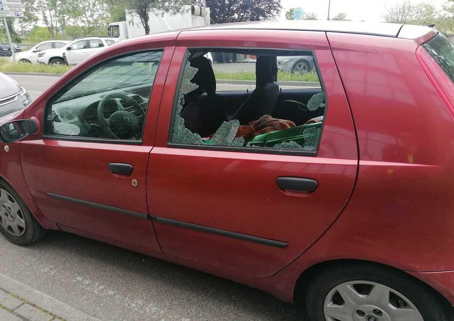 Cecina, rubano la borsa dall’auto in sosta: il furto in via Circonvallazione