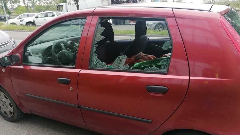 Cecina, rubano la borsa dall’auto in sosta: il furto in via Circonvallazione