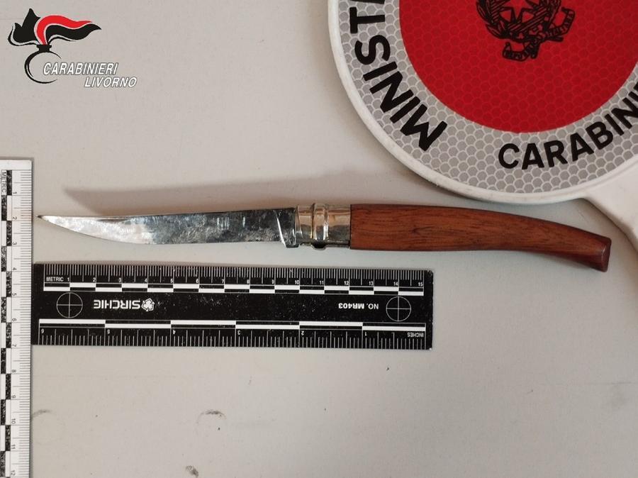 Livorno, entra al “Tramezzino” e minaccia tutti con un coltello