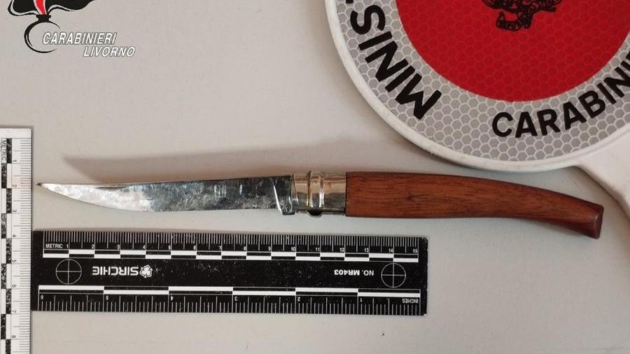 Livorno, entra al “Tramezzino” e minaccia tutti con un coltello