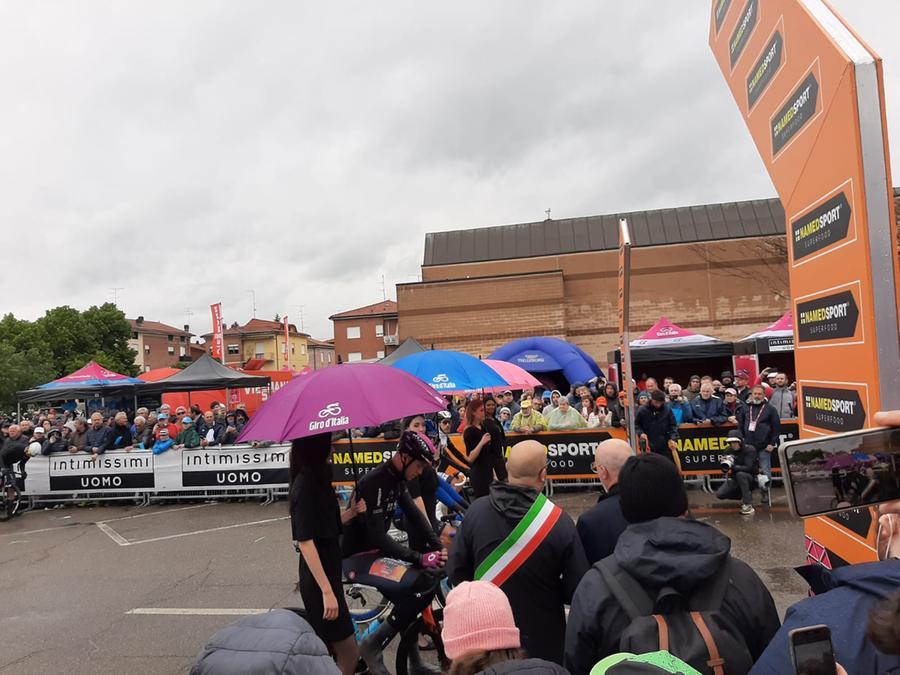 Scatta da Scandiano la decima tappa Dopo le salite, in picchiata a Viareggio