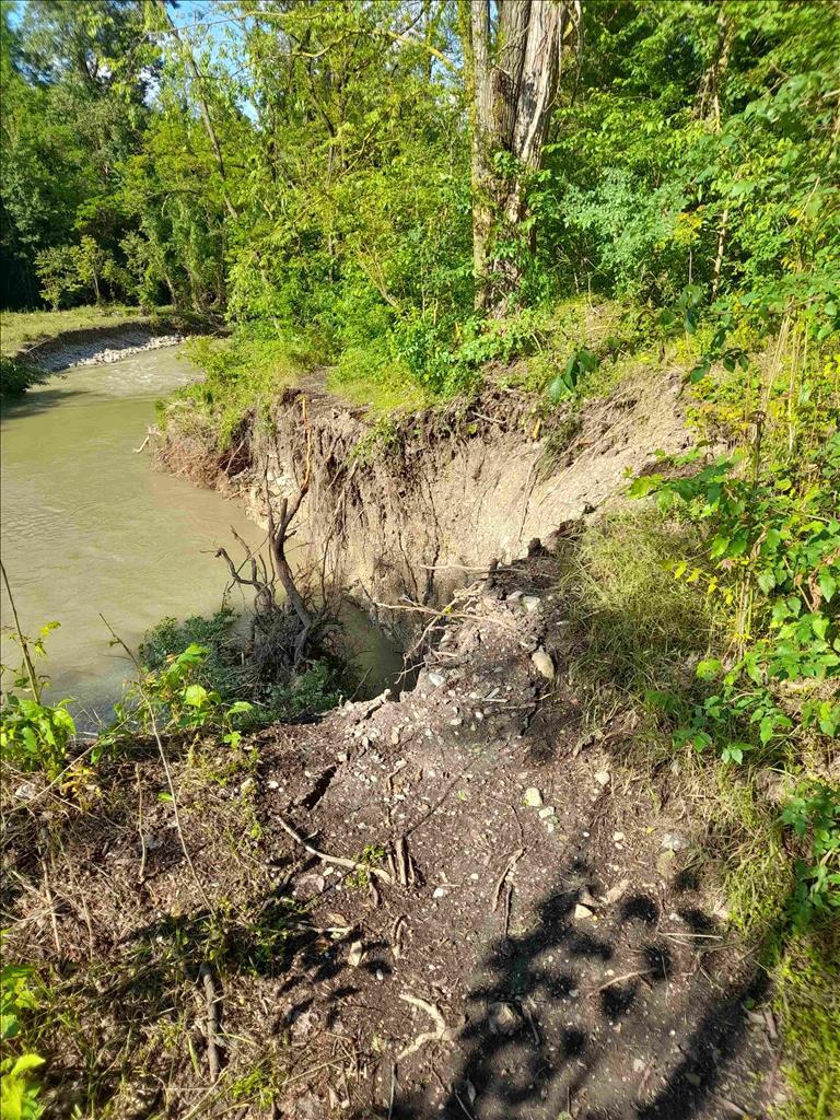 Maltempo a Reggio Emilia, frana un tratto della ciclopedonale del Crostolo
