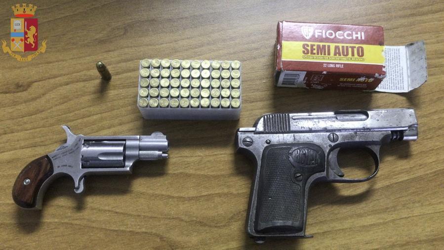 
	Le due pistole e le cartucce sequestrate dalla polizia

