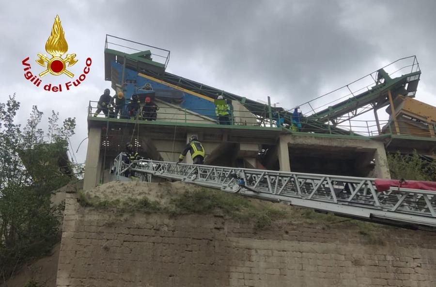 
	L'intervento dei vigili del fuoco sul luogo dell'incidente

