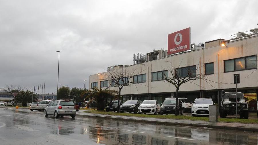 Pisa, il consiglio regionale contro i licenziamenti al call center Vodafone di Ospedaletto