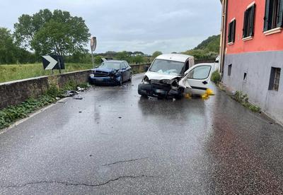 Calcinaia, muore nello schianto in curva. Feriti due bambini