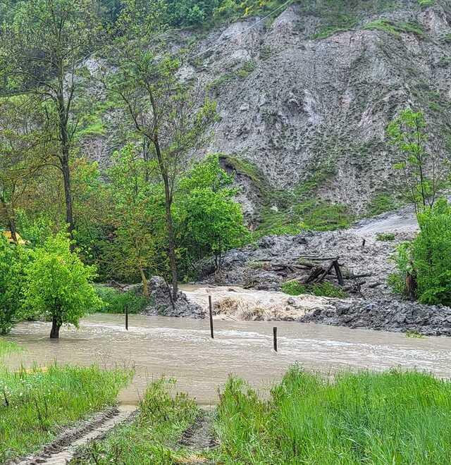 Guiglia Frana nel torrente Ghiaia: l’acqua arriva alle case Operai al lavoro con i sacchi 