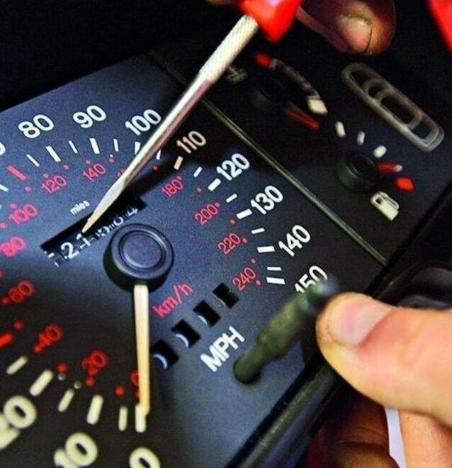 Modena Vendeva macchine con il contachilometri manomesso ad arte 