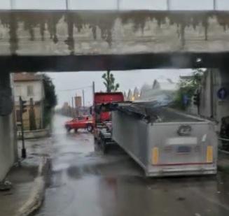 Sassuolo Camion si incastra nel sottopasso 