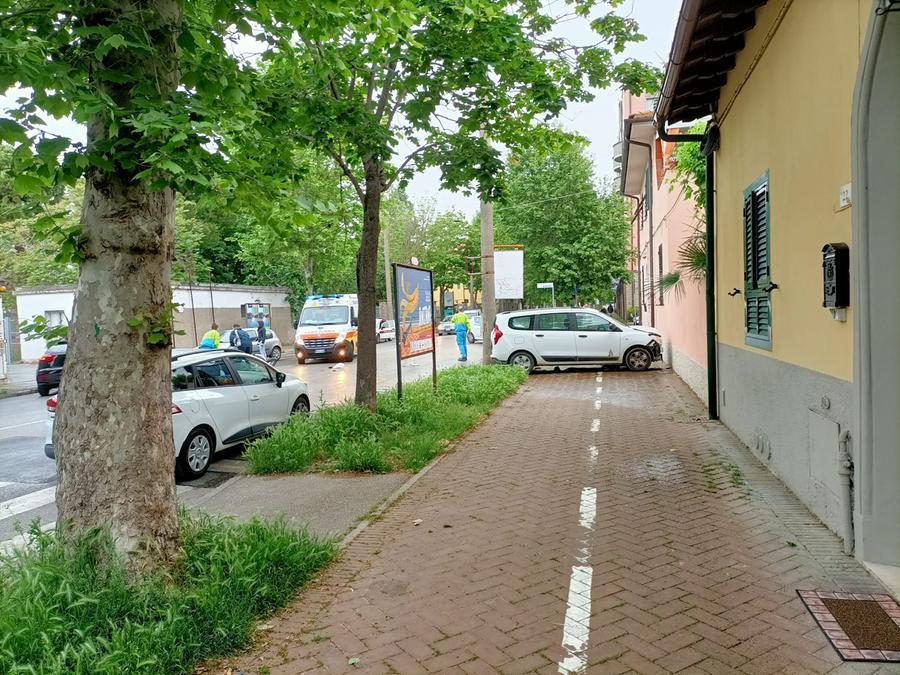 
	L'auto contro il muro e i soccorsi della Misericordia e della Svs

