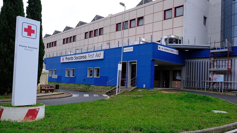 «Aggredito per strada a Rosignano»: la denuncia di un invalido preso a calci da un uomo incappucciato