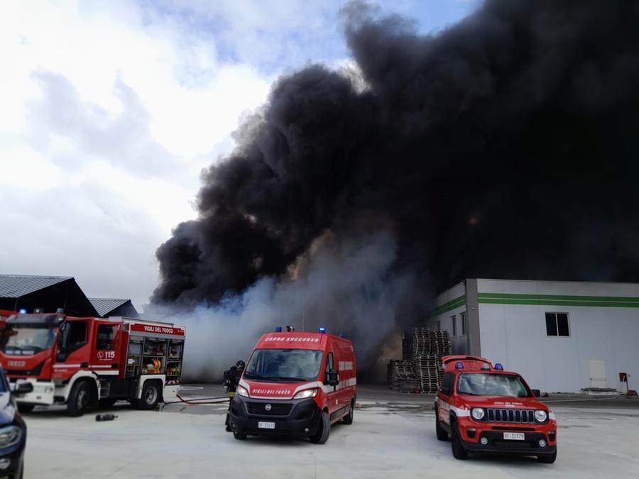 Oristano, in fiamme un deposito di pellet nel porto industriale