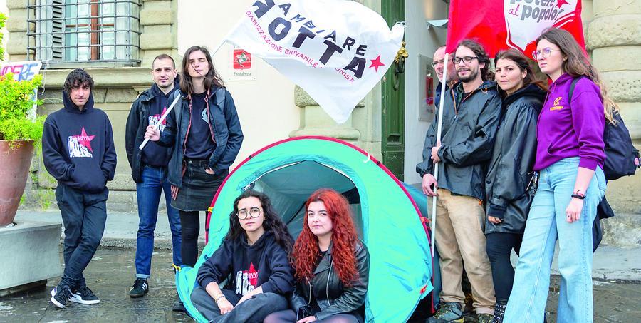 Affitti, a Firenze la protesta degli studenti in tenda sotto al portone di Giani