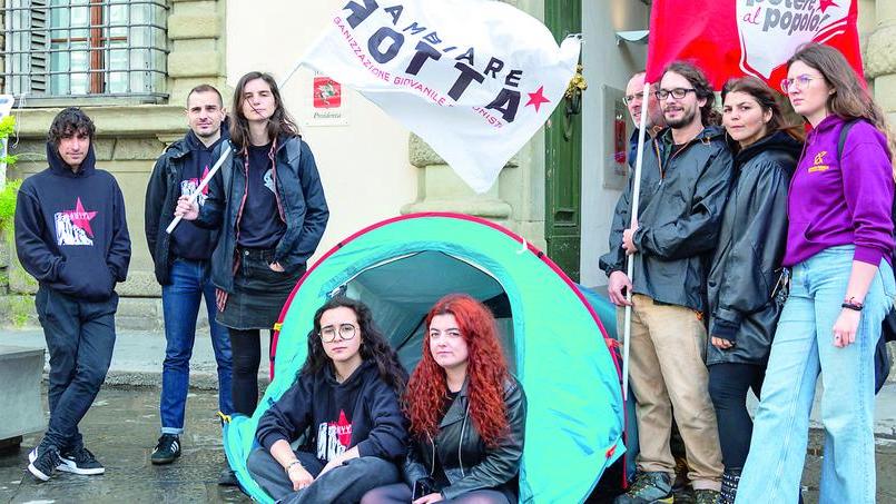 Affitti, a Firenze la protesta degli studenti in tenda sotto al portone di Giani