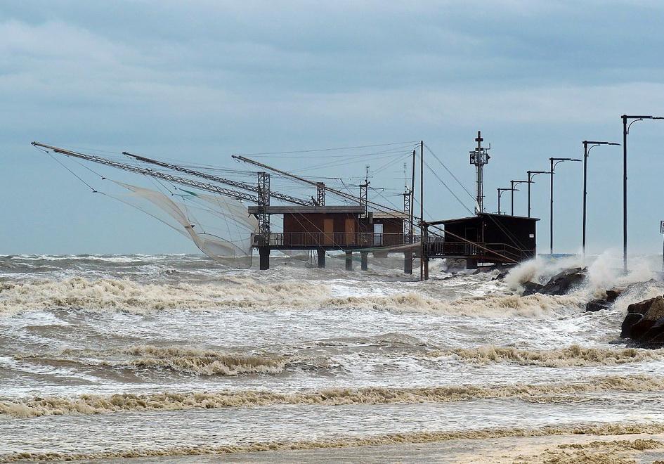 Ai lidi il mare si è mangiato le file di ombrelloni: «Ora non ci voleva»