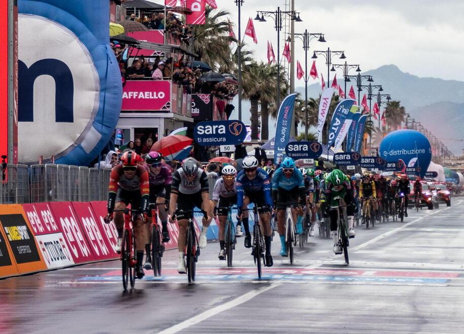 Giro d’Italia a Viareggio: 15mila persone sul lungomare. La pioggia non ferma la festa