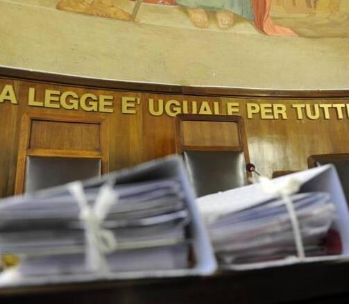 Infermiera imputata per calunnia contro undici poliziotti e un legale