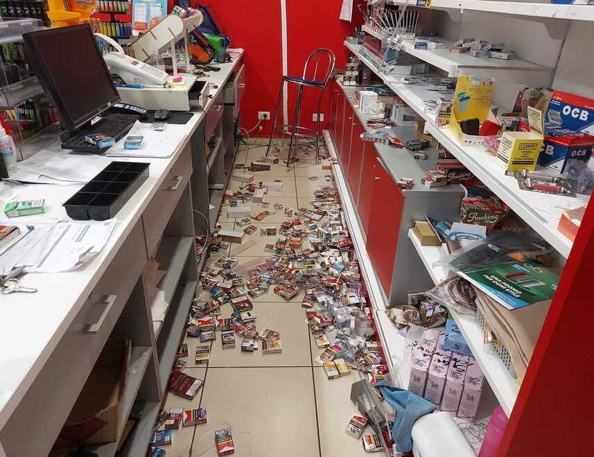 I ladri svuotano il tabacchi a Calcinaia: «Migliaia di euro di danni»