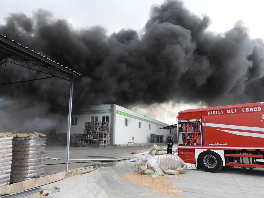 
	Il fumo che esce dal capannone della Plane Service

