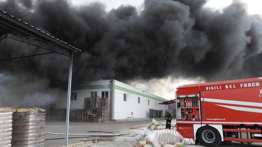 Il fumo che esce dal capannone della Plane Service