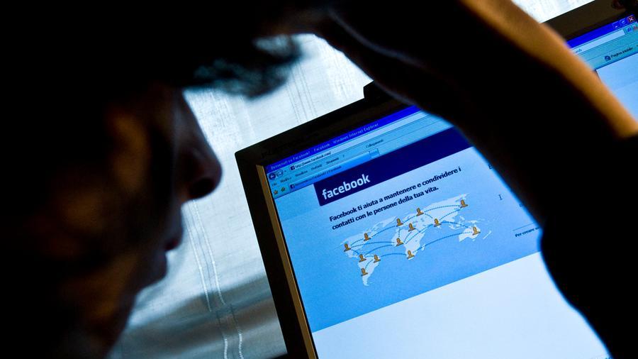 Un giovane su un social (foto d'archivio)