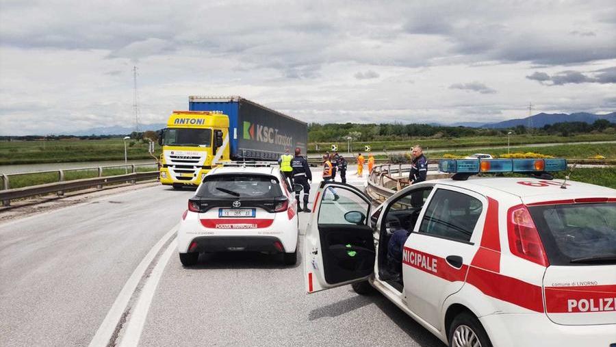 La polizia municipale sul posto (foto Daniele Stefanini/Agenzia Silvi)
