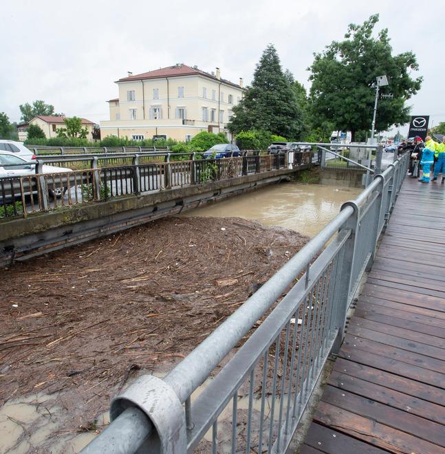 Alluvione nel Modenese, il Tiepido tiene la Fossalta con il fiato sospeso. Via Emilia chiusa di notte 