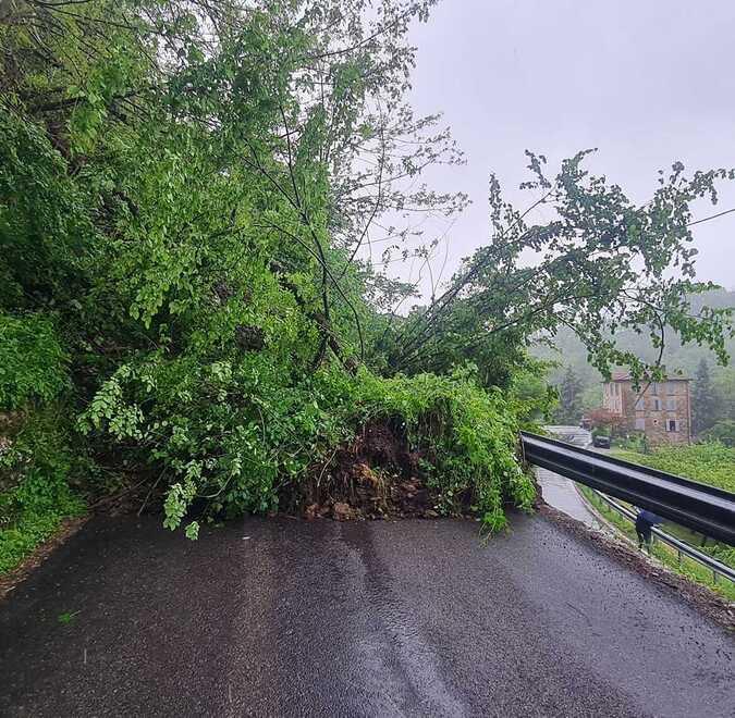 Maltempo, frane e smottamenti: famiglie isolate sull'Appennino modenese