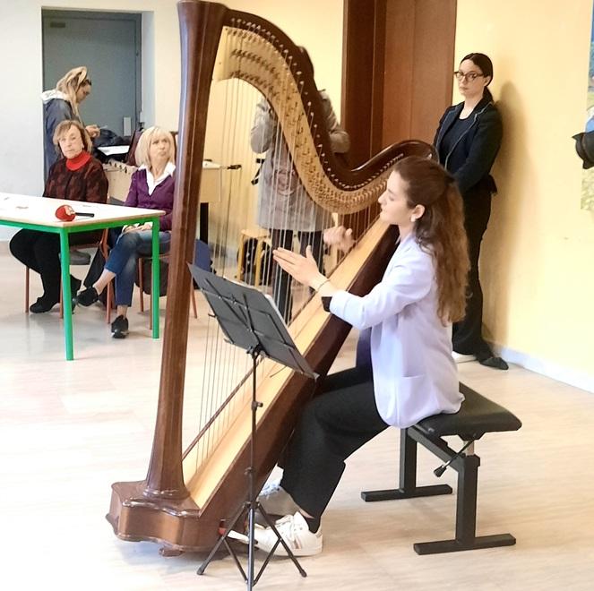 Modena. «Suonare l’arpa per la memoria» Musica e arte aiutano gli anziani 