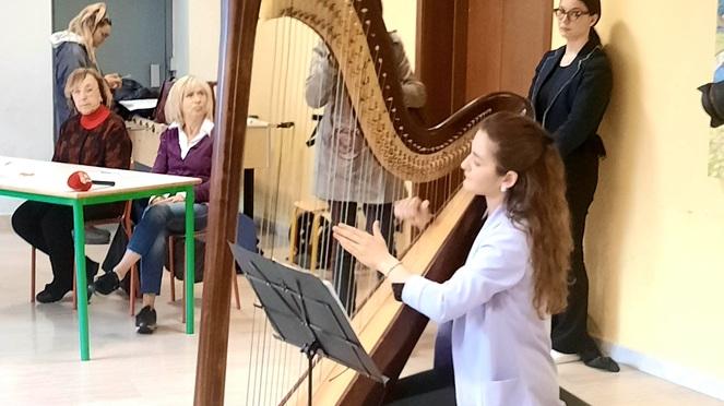Modena. «Suonare l’arpa per la memoria» Musica e arte aiutano gli anziani 