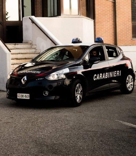 Carpi. Rapinata mentre preleva al bancomat: «Spintonata dopo aver inserito il pin» 