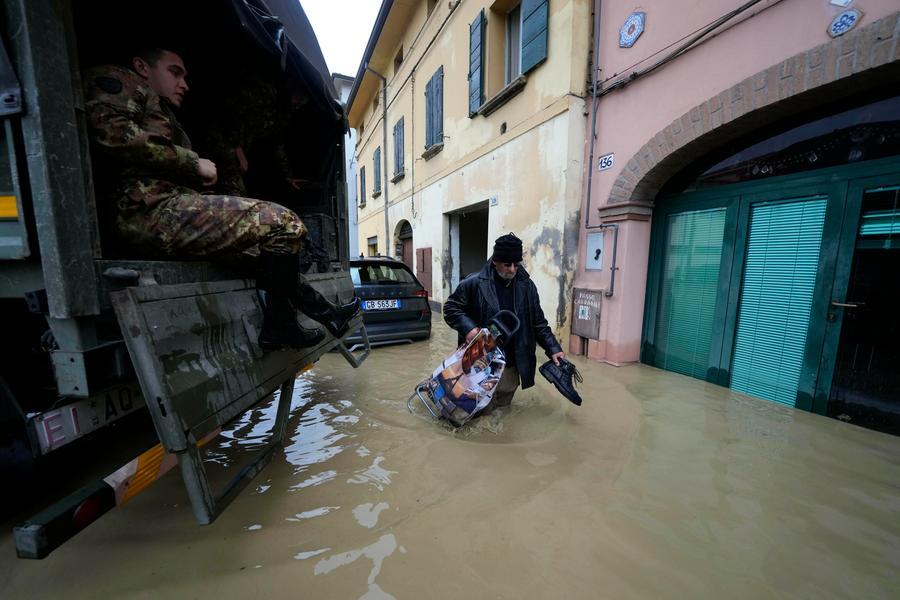 Maltempo, scuole chiuse in alcuni comuni del Ferrarese. Le spiagge dei lidi mangiate dal mare.  La piena del fiume Reno sta scorrendo.