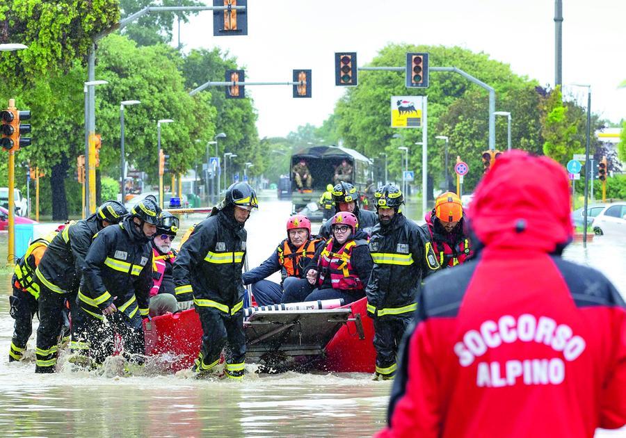 Alluvione in Emilia-Romagna, una catastrofe costata 9 vite. Sono diecimila gli sfollati
