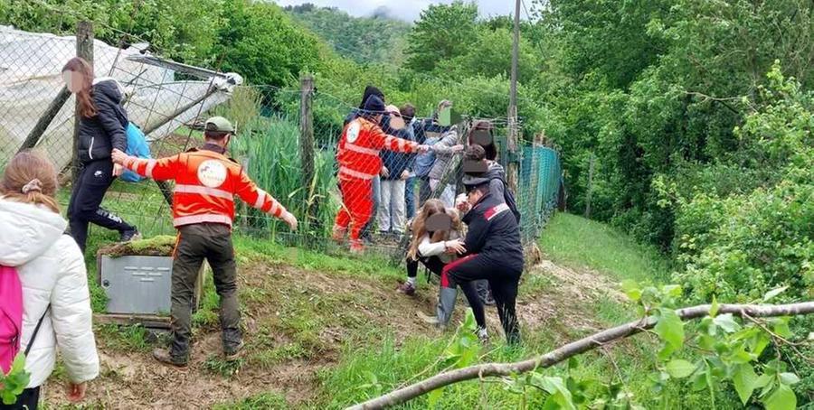 
	La Protezione civile di Palazzuolo mentre aiuta gli studenti fiorentini a tornare nel centro abitato

