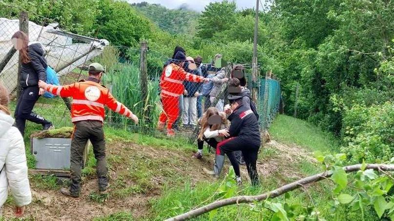 La Protezione civile di Palazzuolo mentre aiuta gli studenti fiorentini a tornare nel centro abitato