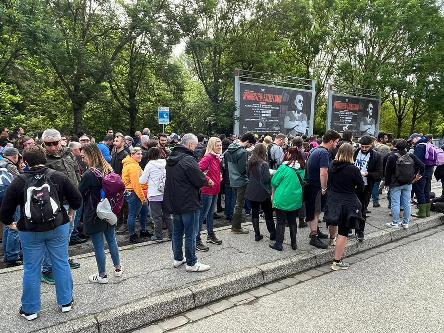 I fan di Springsteen in fila a Ferrara: stivali ai piedi e tanta voglia di musica