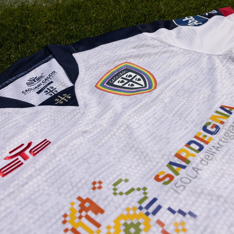 Il Cagliari in campo con una maglia contro ogni forma di discriminazione