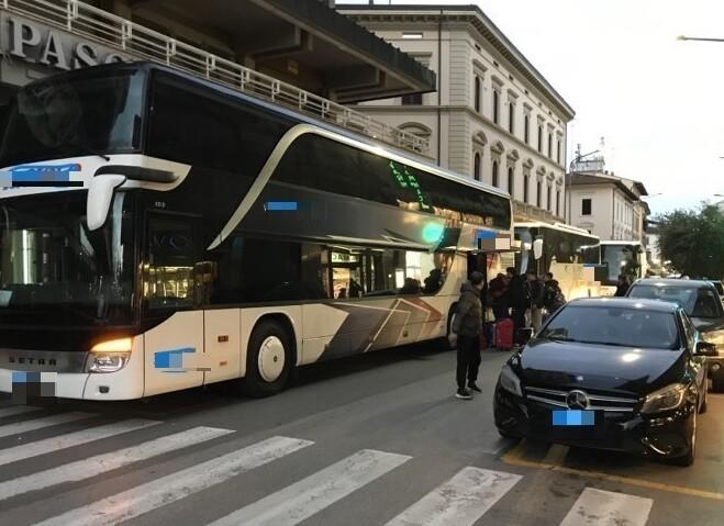 Montecatini, caos bus turistici nel traffico: «Più controlli della municipale»