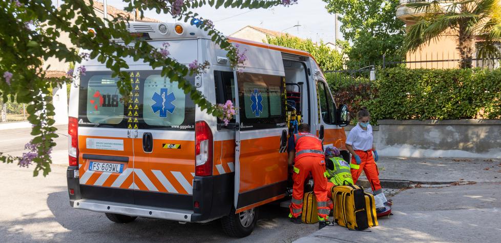 «Aiuto, mi sento male». E si accascia a terra: muore commerciante di 59 anni di Codena